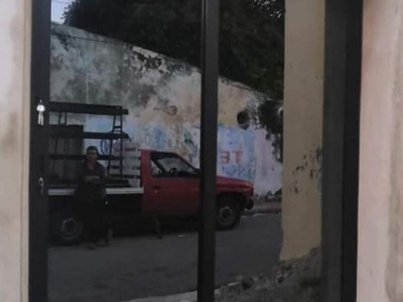 Fachada de aluminio negra  en Merida
