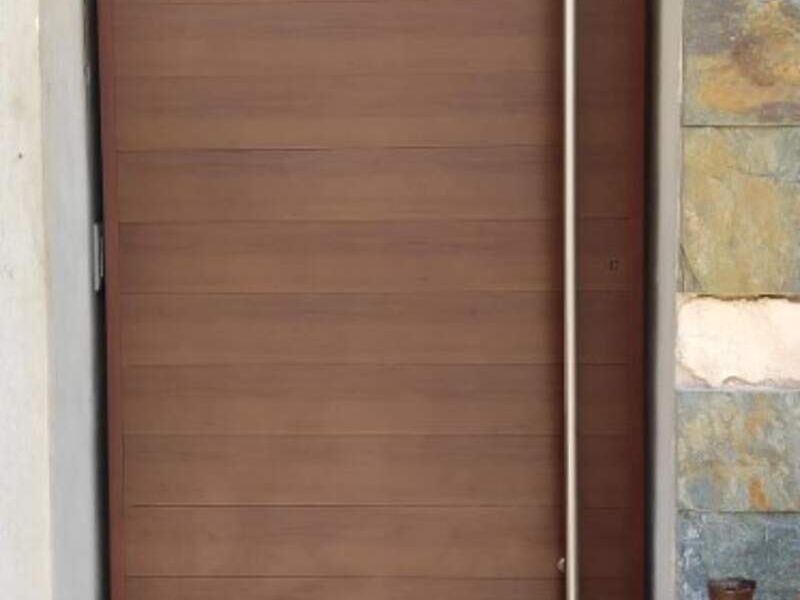 Puerta miXta madera y acero en Merida