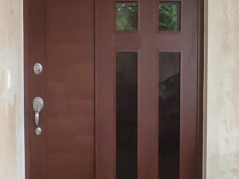 Puerta de madera y vidrio  en Merida