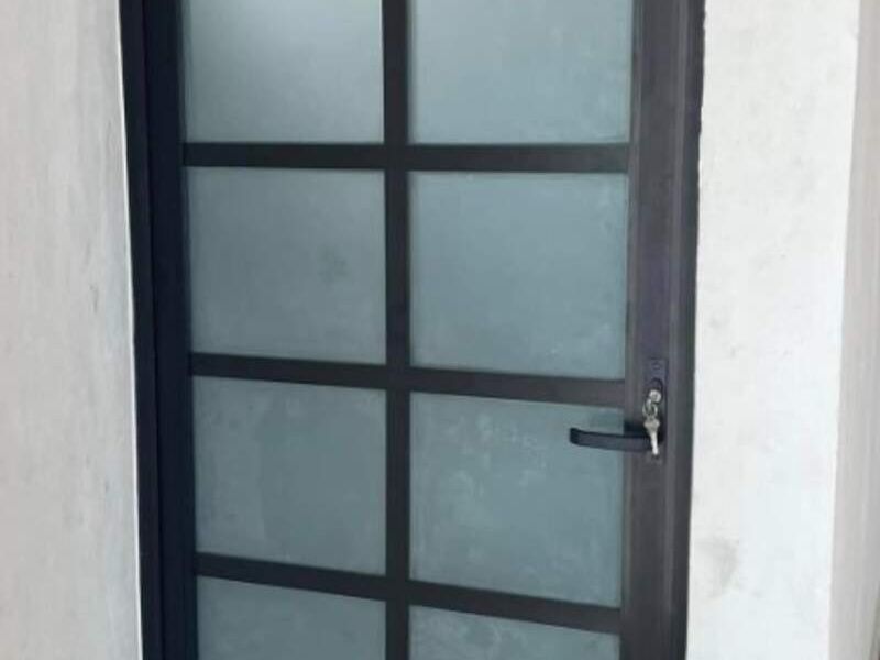 Puerta de aluminio serie E en Merida