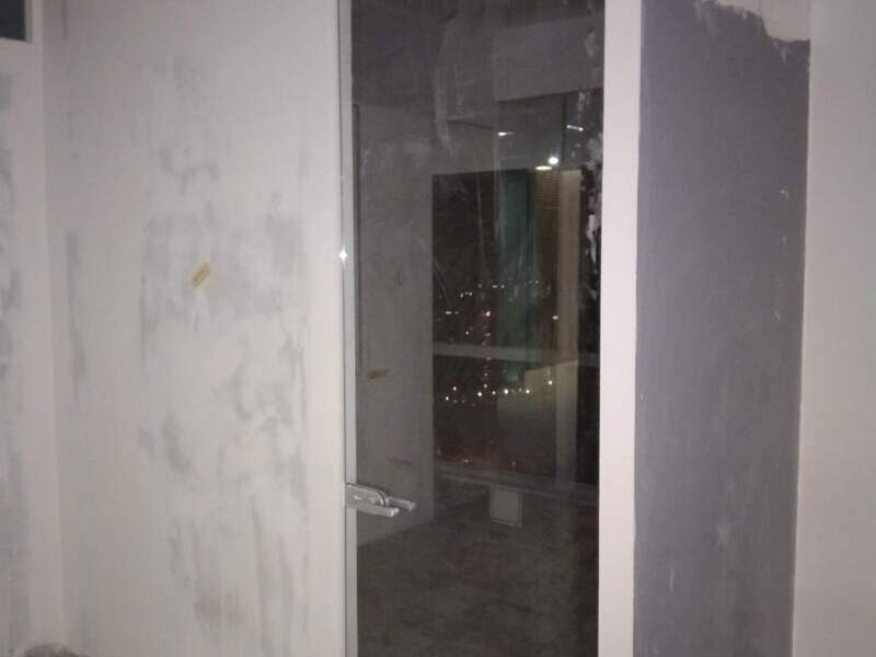 Puerta de Vidrio Templado en Zaragoza
