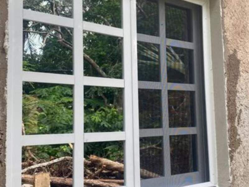 Ventanas cuadriculadas de aluminio blanco