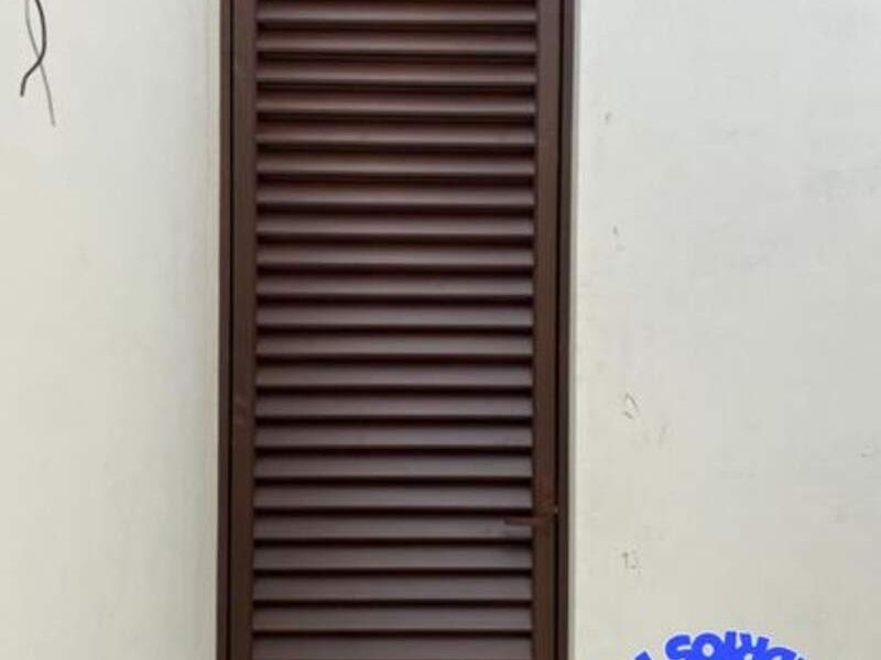 Puerta aluminio color madera.
