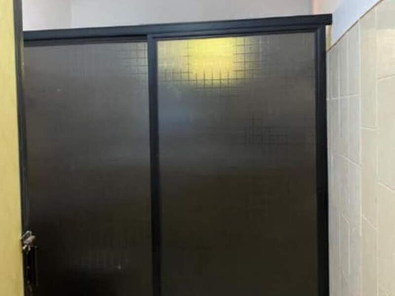 Puerta de baño con aluminio color chocolate 