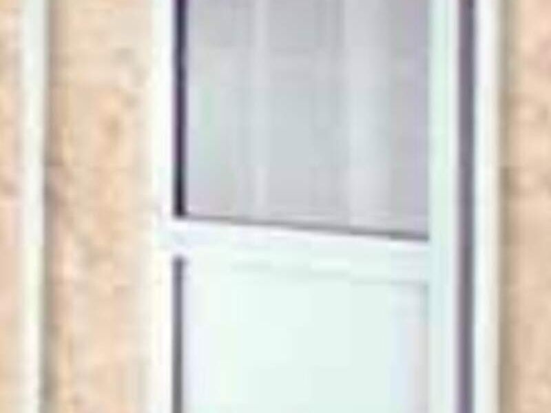 Puerta de aluminio blanco en Huixquilucan