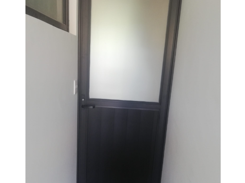 PUERTA DE ALUMINIO NEGRA 2" EN GUANAJUATO