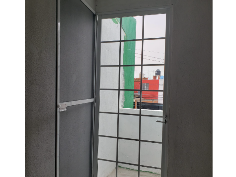 PUERTA CON CUADRICULA EN GUANAJUATO