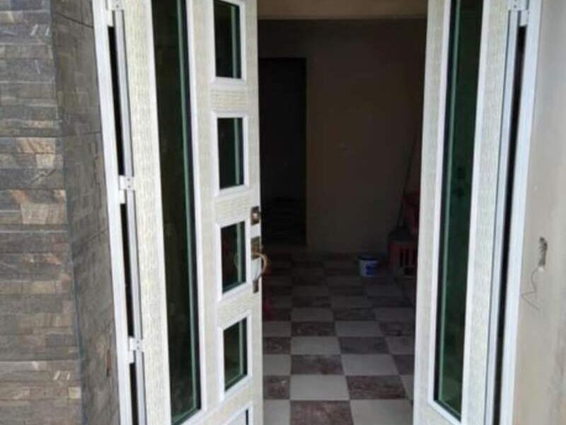 Puerta de madera y vidrio en Merida