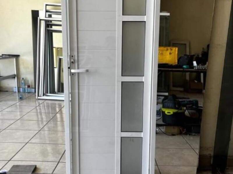 Puerta de aluminio y vidrio blanca en Merida