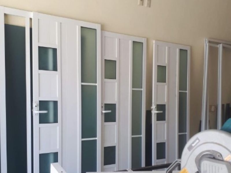 Puerta de aluminio blanca  F en Merida