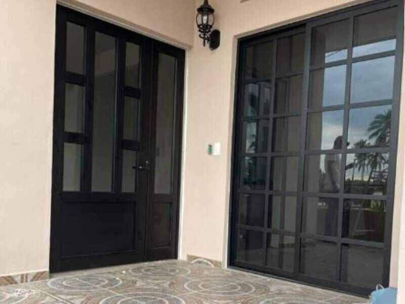 Puerta de aluminio corrediza  G en Merida