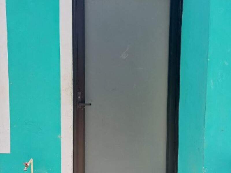 Puerta de vidrio templado 1 en Merida