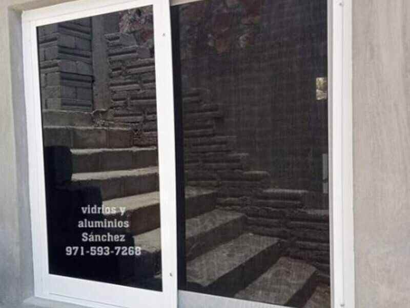Ventana de aluminio blanco en Oaxaca