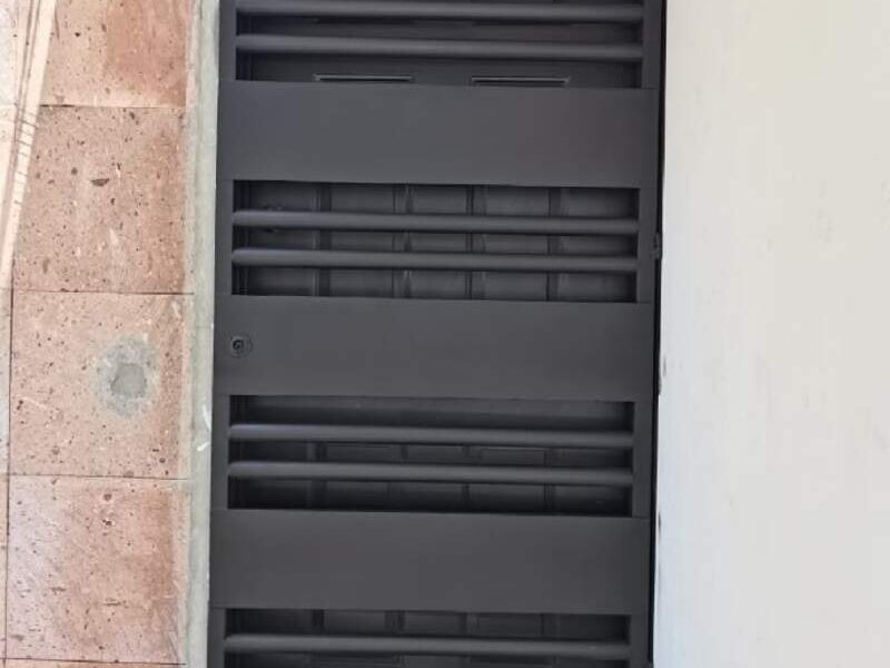 Puerta de acero en Merida