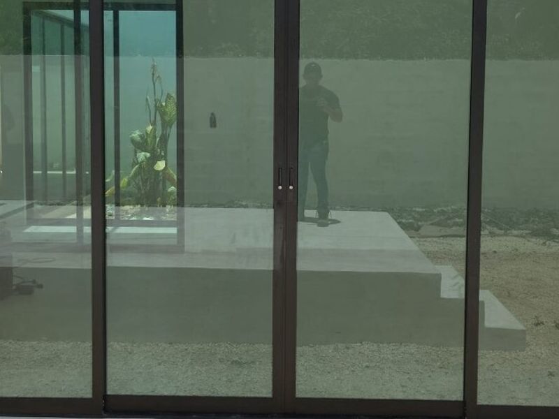 Fachada de vidrio corrediza en Merida