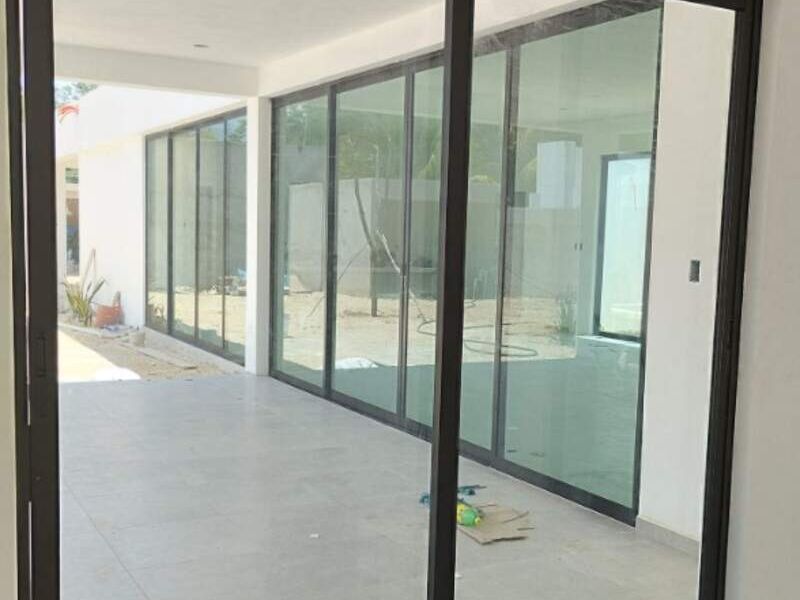 Puerta de aluminio S corrediza en Merida