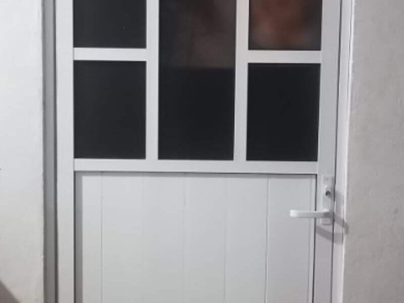 Puerta de aluminio abatible 1  en Merida