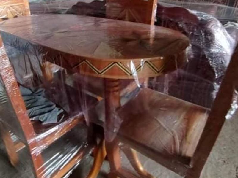 Comedor tallado de 4 sillas