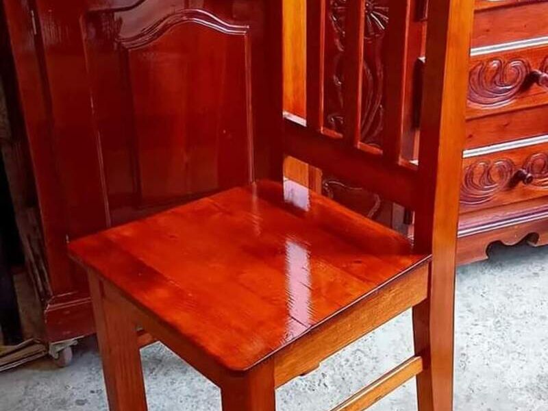 Silla de madera clara