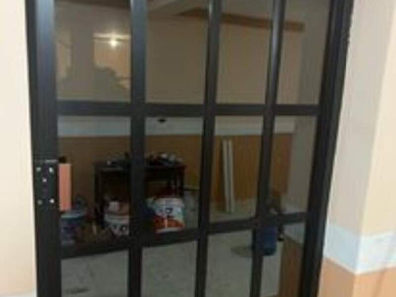 Puerta de Vidrio y Aluminio en Sabinas