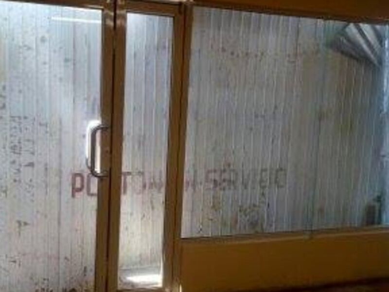 Puerta de Vidrio y aluminio en Sabinas