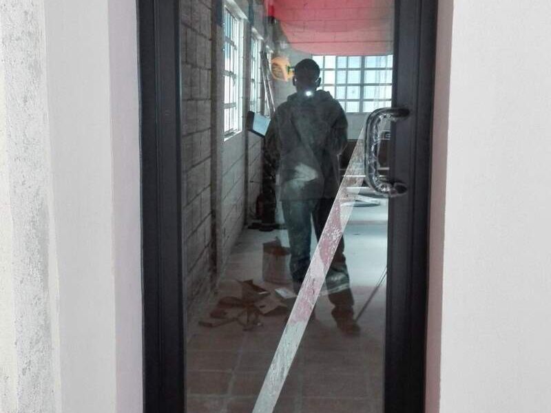 Puerta de Vidrio templado en Sabinas