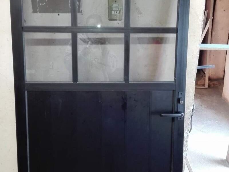 Puerta de aluminio y vidrio en Sabinas