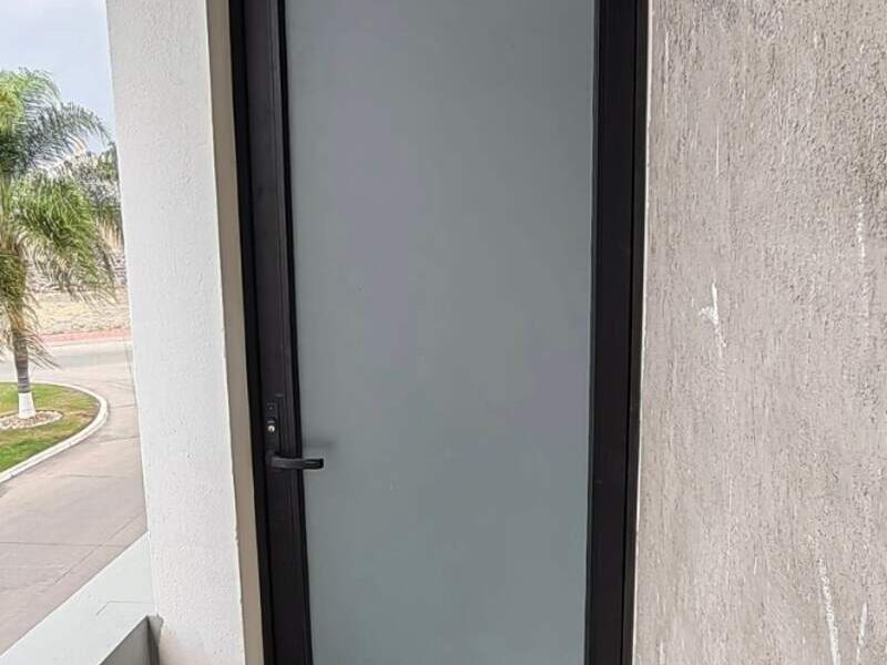Puerta de vidrio templado   en Guadalajara