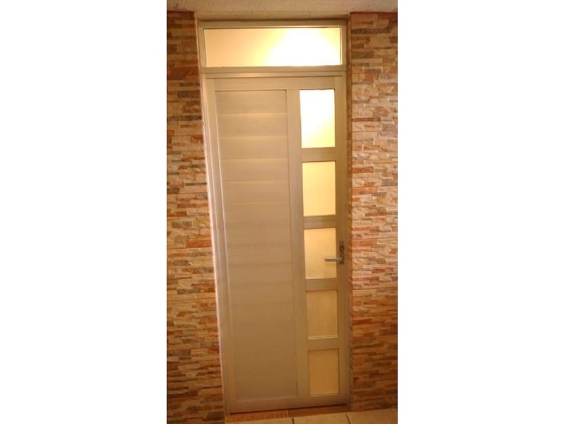 puerta de aluminio color blanco y cristal Querétaro Vidrios y Aluminio LB