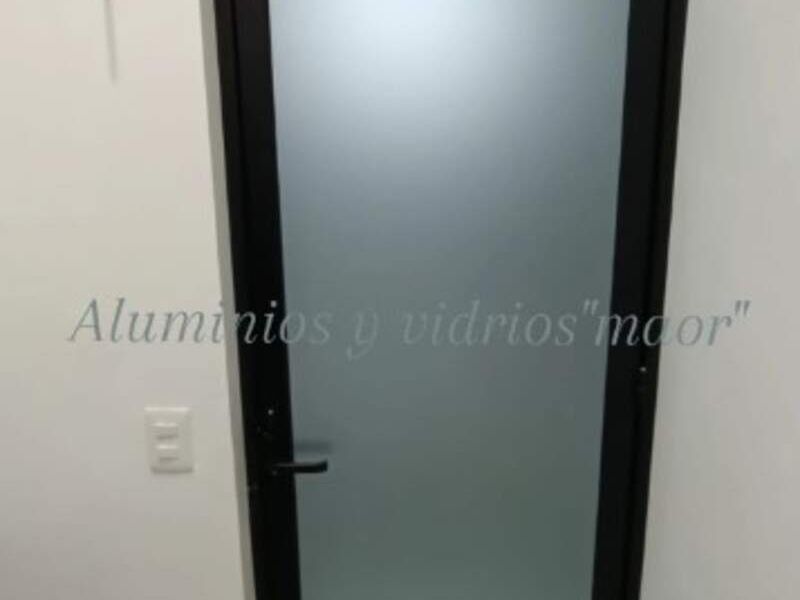 Puerta de aluminio para baño en Nayarit