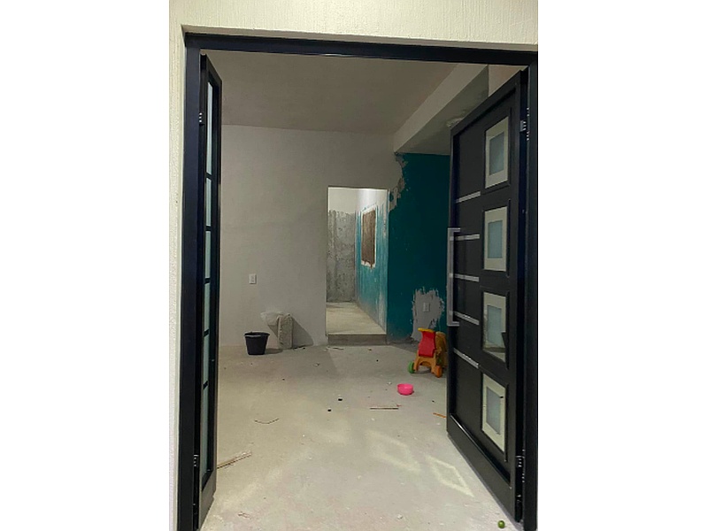 Puerta negra con vidrio de casa México