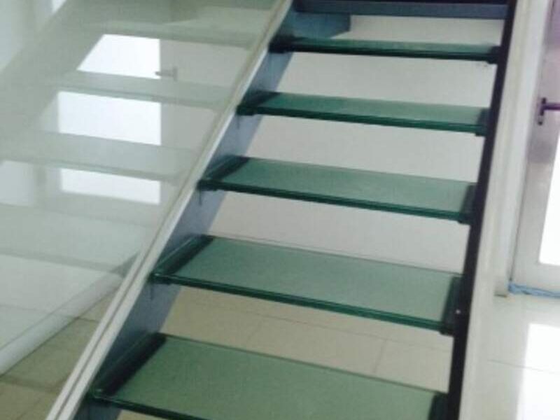 Escalera de vidrio templado L en Durango