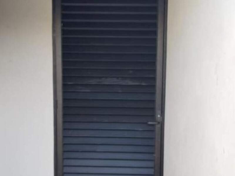 Puerta de aluminio louver en Cozumel