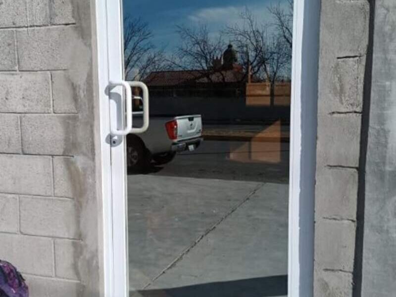 PUERTA DE ALUMINIO CON CRISTAL EN MX