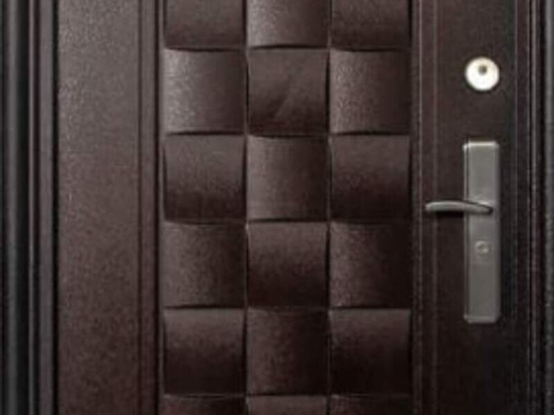 Puerta en Aluminio marrón en DELICIAS 