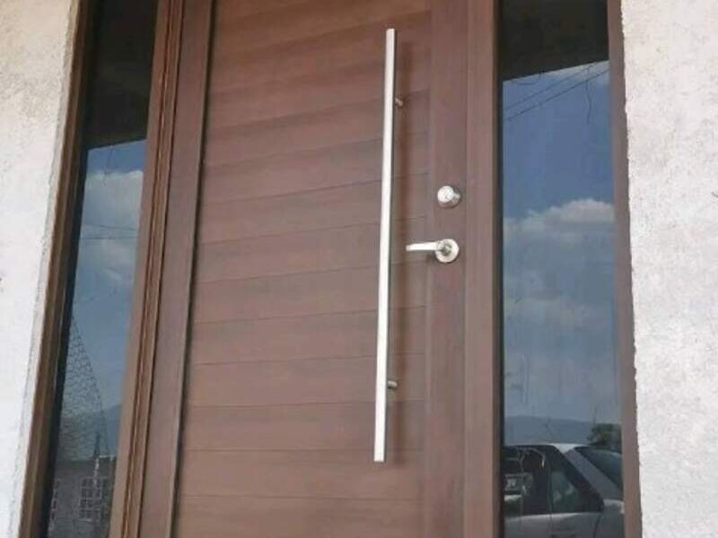Puerta de aluminio café en Huachinango