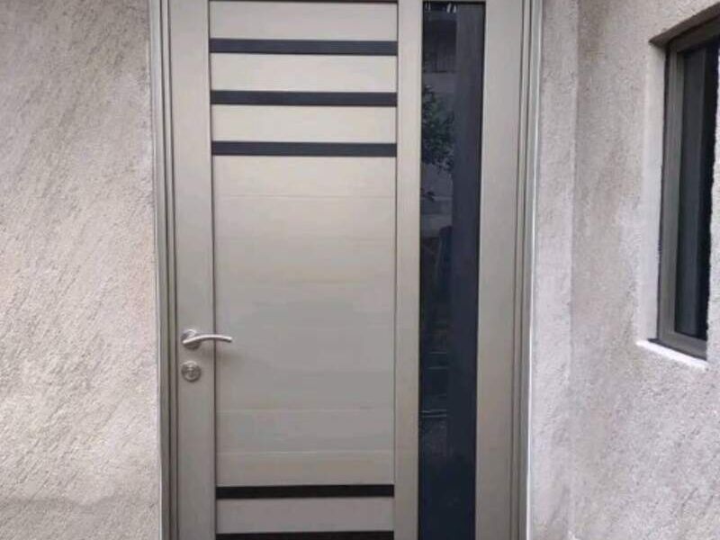 Puerta de aluminio plateada en Huachinango