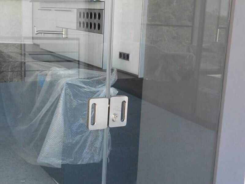 Puerta de vidrio con cerradura en México