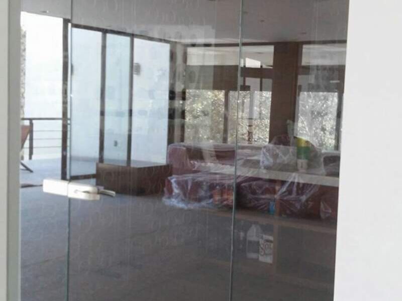 Puerta de vidrio templado en CDMX