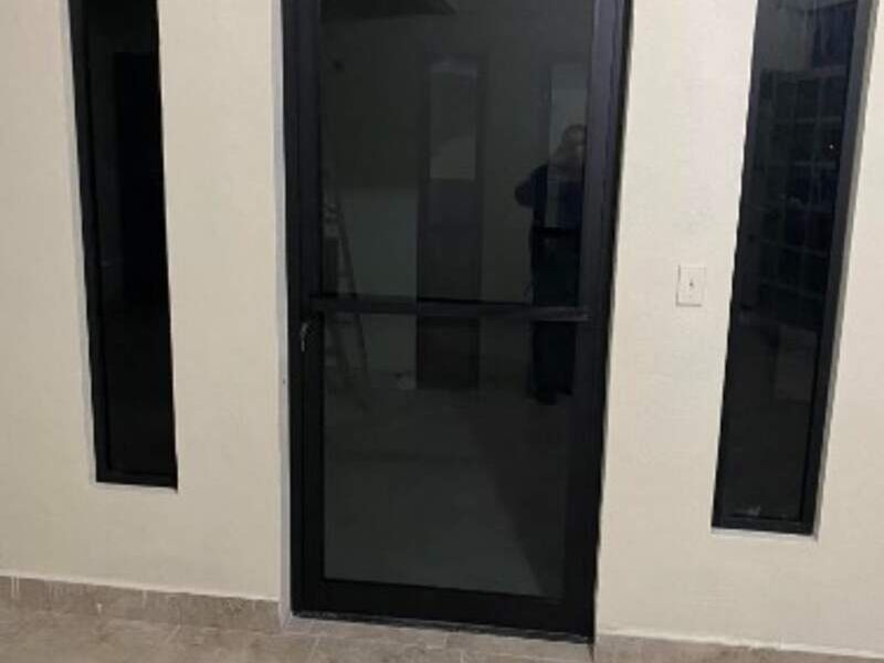 PUERTA EN ALUMINIO EN MONTERREY