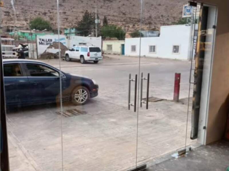 Puerta doble de vidrio templado en Durango