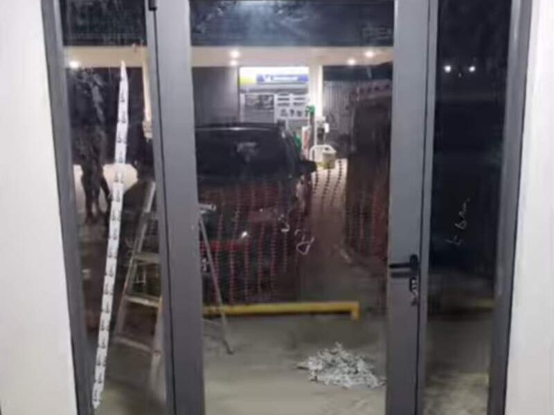 Puerta de aluminio y vidrio en Durango