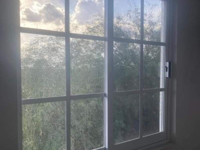 Ventana cuadriculada de aluminio en Durango