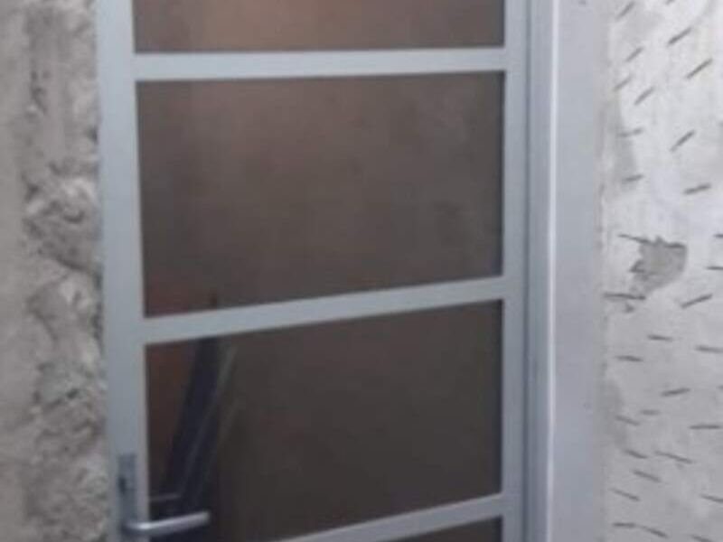 Puerta de aluminio y madera en Mazatlán