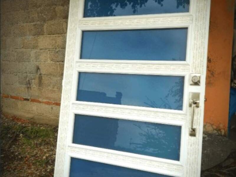 Puerta de madera y vidrio en Mazatlán