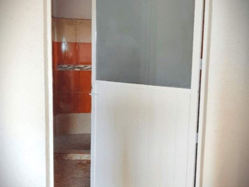 Puerta abatible de aluminio en Mazatlán