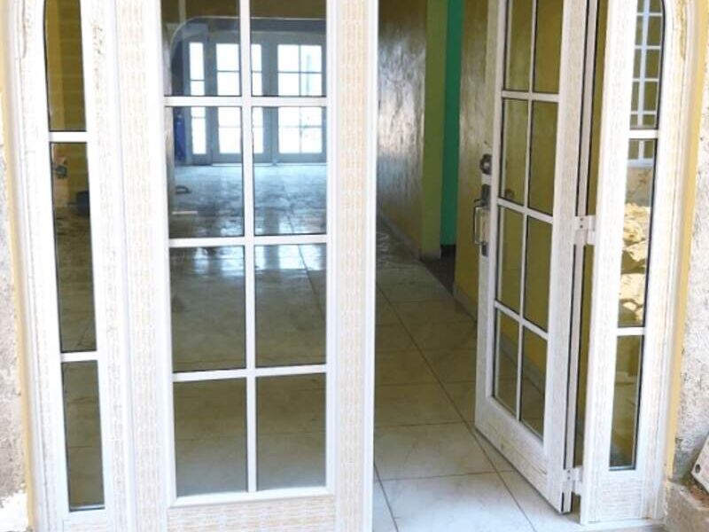 Puerta de madera y vidrio 1 en Mazatlán
