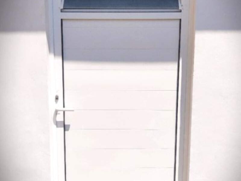 Puerta abatible con persiana en Mazatlán