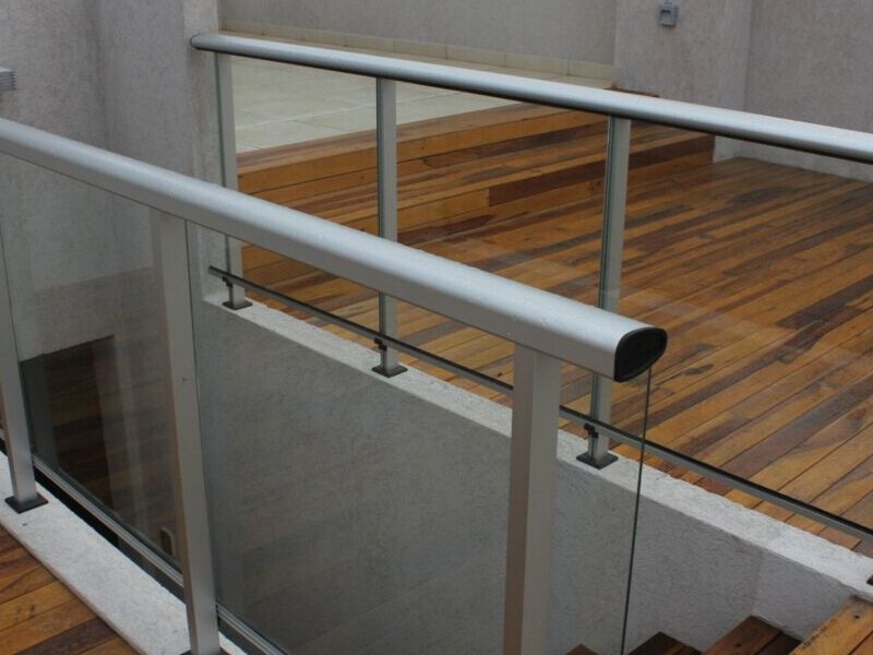 Pasamanos de aluminio en CMDX