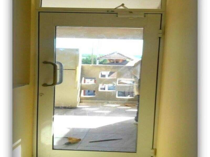 Puerta de aluminio natural Mexico
